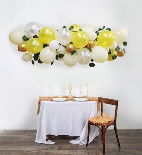 Kit arche de 52 ballons l'acidulée citron blanc et or avec guirlandes de feuilles vertes
