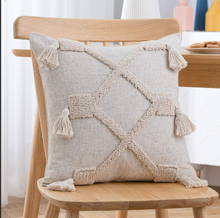 Coussin beige 6 pompons 45x45 