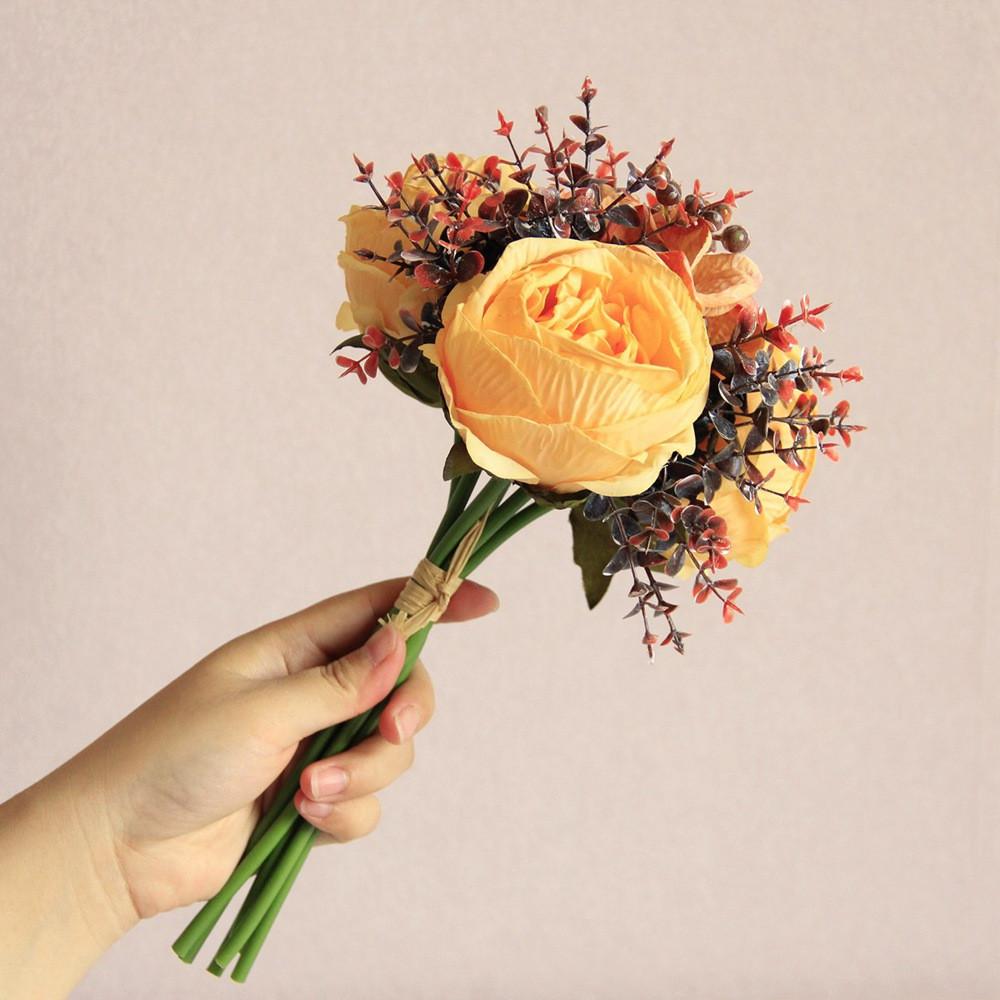 Bouquet de rose orange clair avec eucalyptus rose-noir