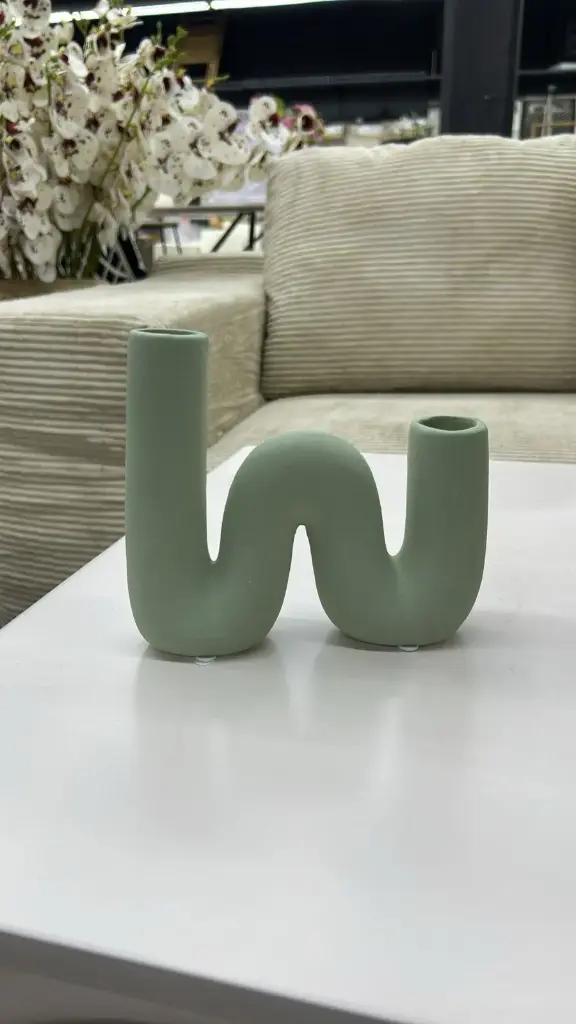 Vase à fleurs vert forme w