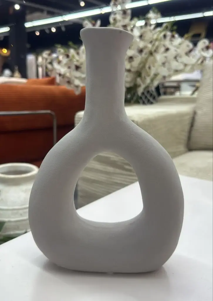 Vase à fleurs beige milieu triangle