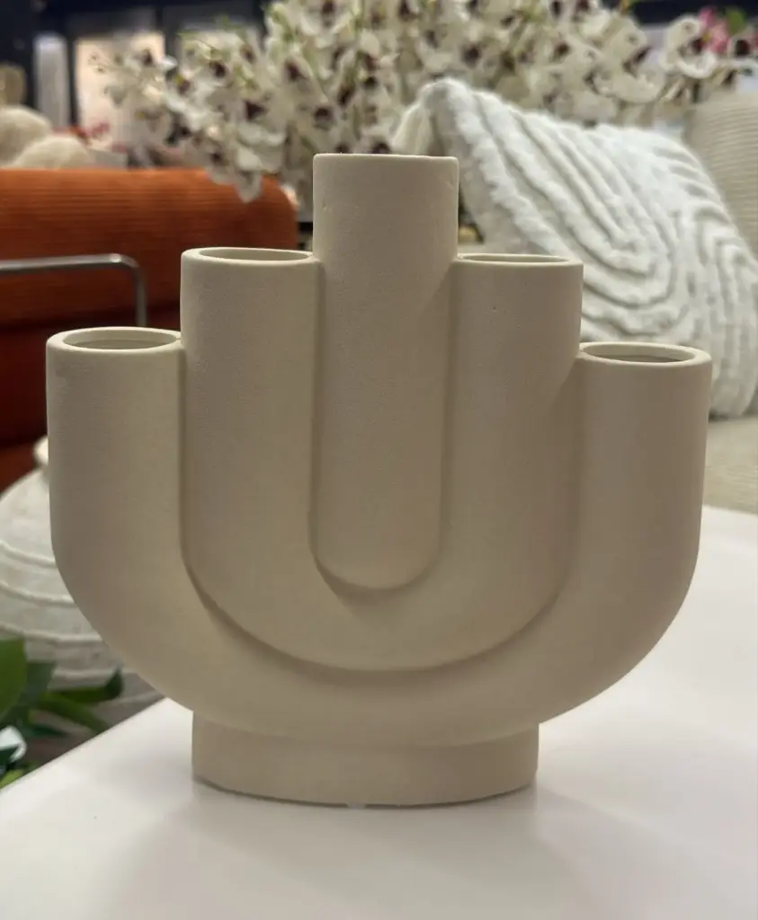 Vase à fleurs en cinq tubes beige