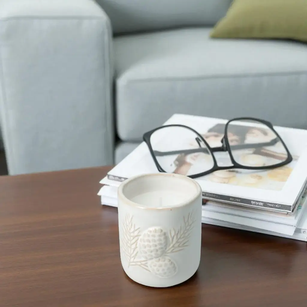 Bougie dans un pot en porcelai