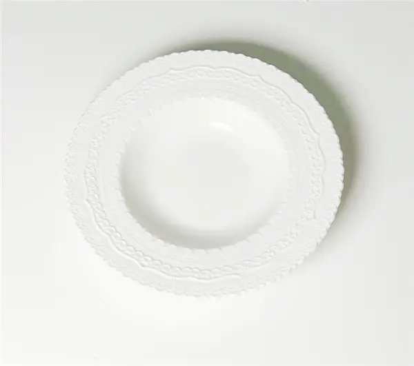 Assiette en porcelaine blanche avec relief « Chapeau de paille »