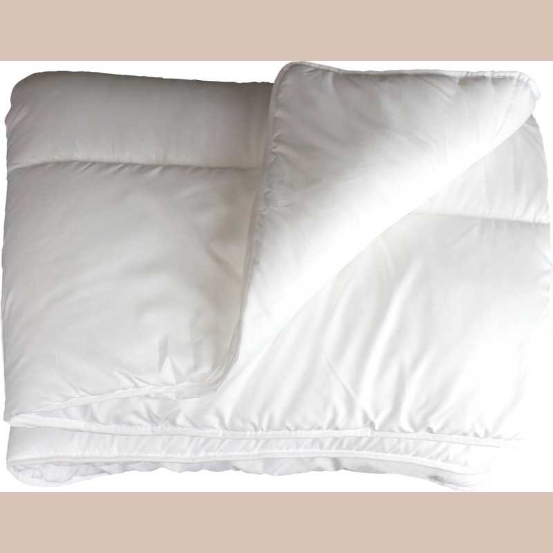 Couette 2 personnes 220 x 240 cm polyester uni anti-acarien premium