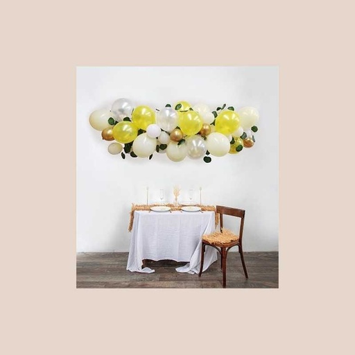 Kit arche de 52 ballons l'acidulée citron blanc et or avec guirlandes de feuilles vertes