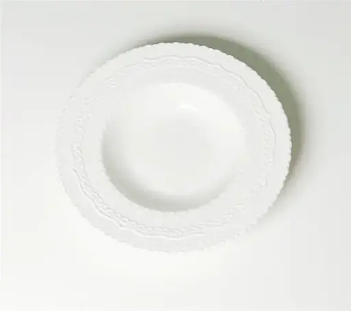 Assiette en porcelaine blanche avec relief « Chapeau de paille »