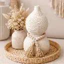 Vase diabolo perles et pompoms 28 cm